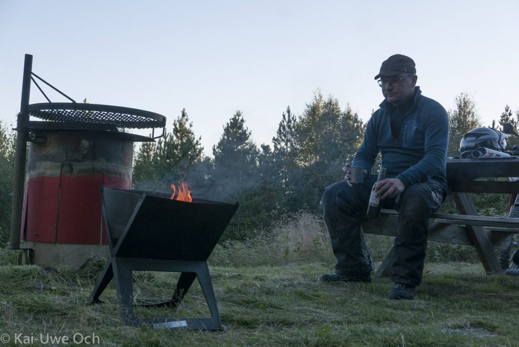 Zutaten für einen perfekten Abend: Lagerfeuer, Wein und die Ruhe mitten im Wald!